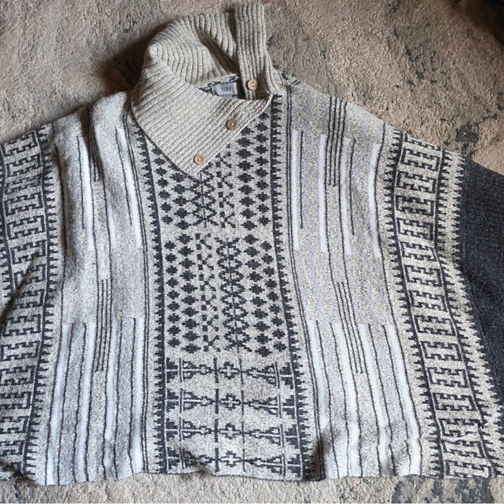 Chic Turtleneck Sweater in Black and Cream